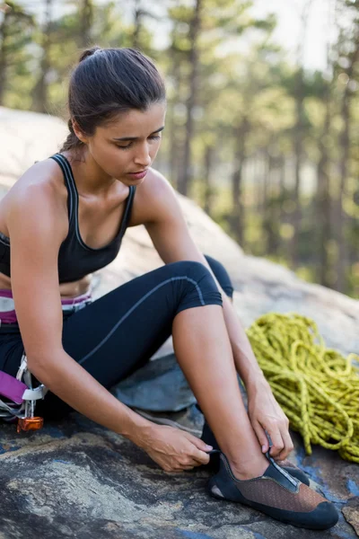 Woman preparing rock climbing — Stock Photo, Image