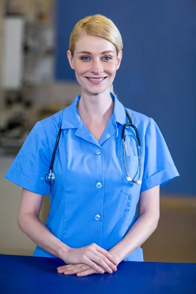 Retrato de mujer veterinaria sonriendo y posando — Foto de Stock