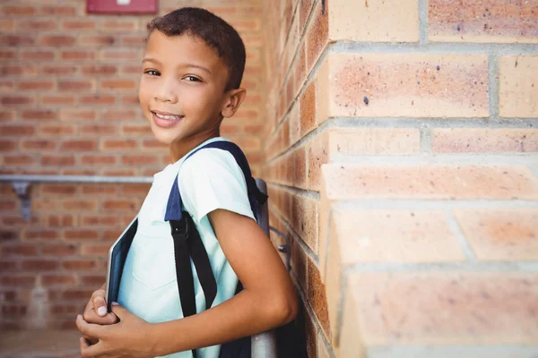 Escolar sonriente mirando a la cámara — Foto de Stock