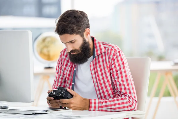 Hipster homem tirando foto — Fotografia de Stock