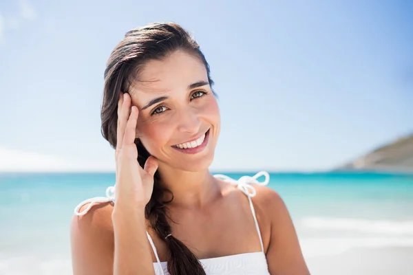 Portret uśmiechniętej kobiety na plaży — Zdjęcie stockowe