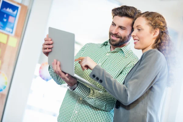 Empresario y mujer de negocios discutir el uso de la computadora — Foto de Stock