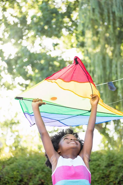 Een kind is het houden van een vlieger — Stockfoto