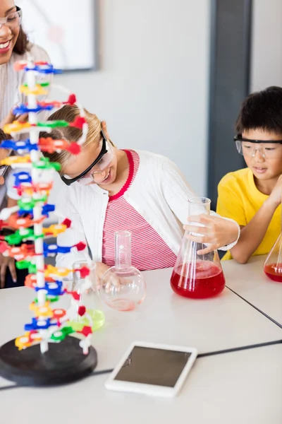 Lächelnder Schüler beim naturwissenschaftlichen Arbeiten — Stockfoto