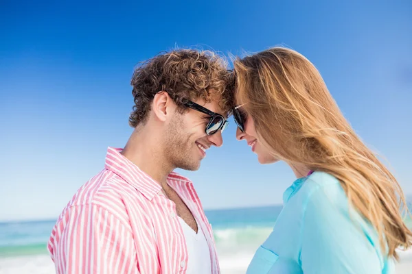 幸せなカップルがビーチでポーズ — ストック写真