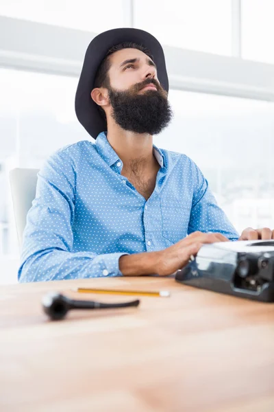 Hipster utilisant une machine à écrire — Photo