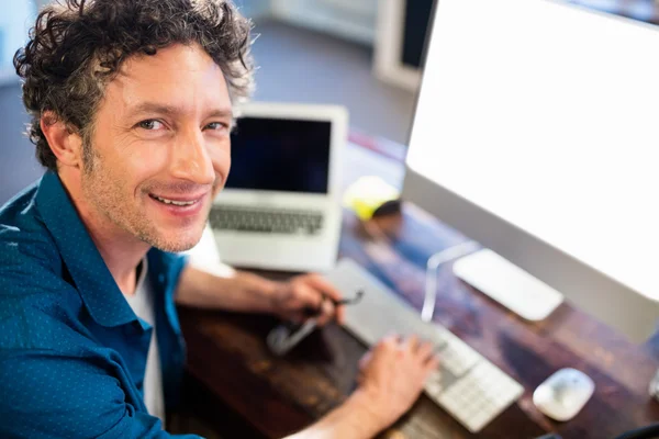 Businessman using the computer — Stock Photo, Image