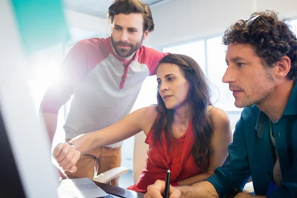 Collega's met een grafische pad — Stockfoto