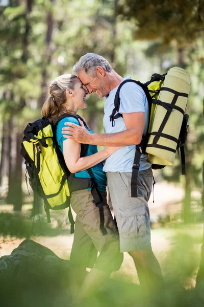 Pareja mirando y sosteniéndose mutuamente — Foto de Stock