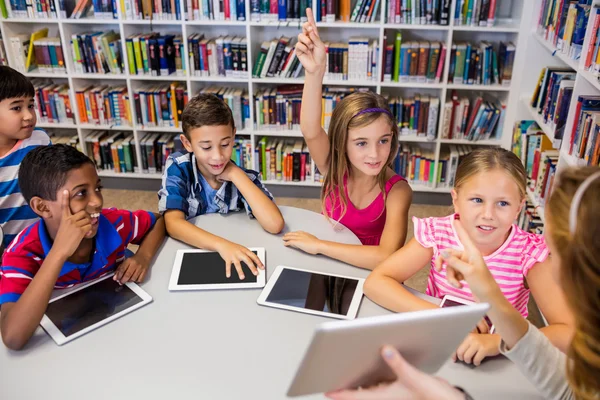 Jonge mooie leraar hebben les aan kinderen met hun tafel — Stockfoto