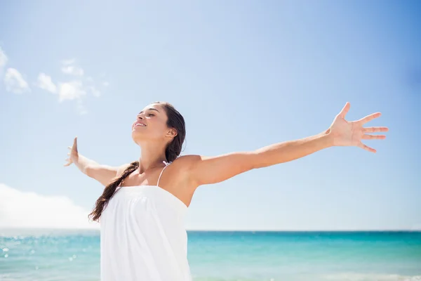 Ritratto di donna sorridente sulla spiaggia — Foto Stock