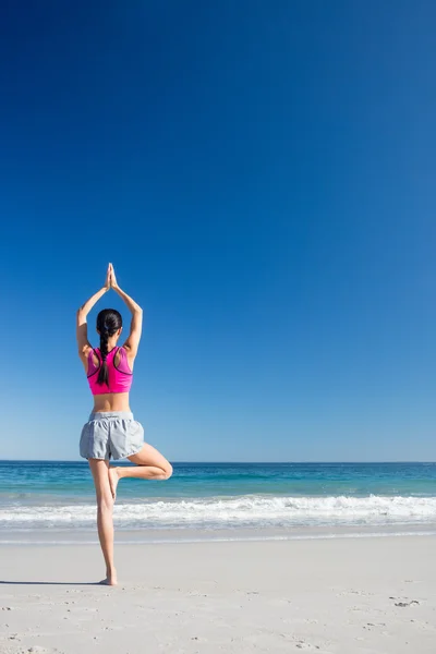 Mujer haciendo yoga en la playa —  Fotos de Stock