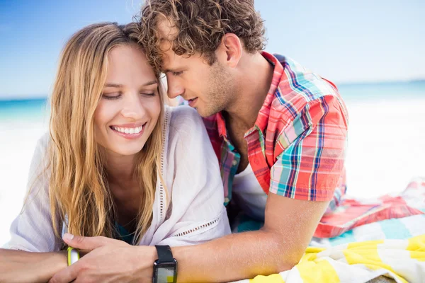 Portret van paar poseren op het strand — Stockfoto