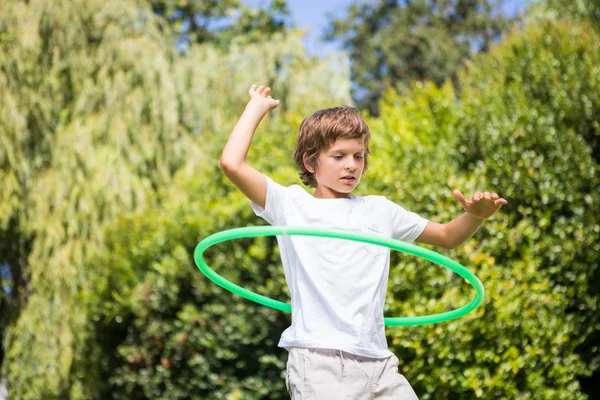 Criança brincando com um aro — Fotografia de Stock