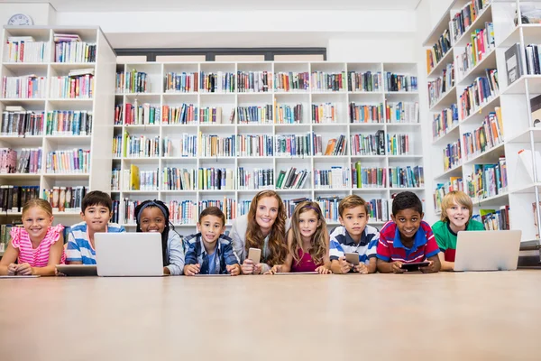 Lehrerin posiert mit ihren Schülern — Stockfoto