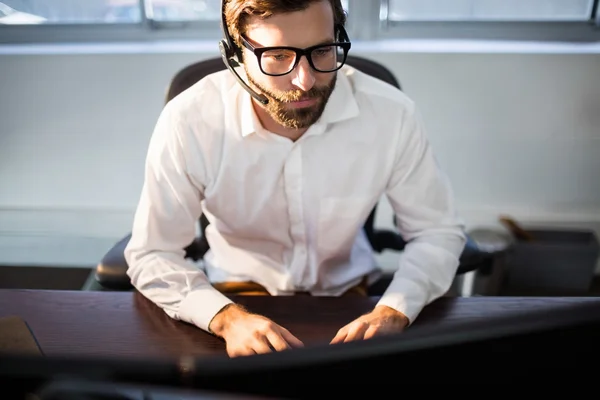 Uomo d'affari con gli occhiali che lavora al computer — Foto Stock