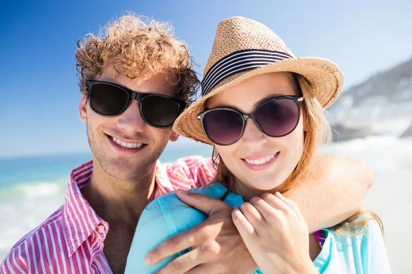Lyckliga par poserar på stranden — Stockfoto