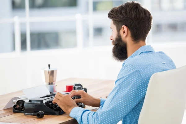 Hipster utilisant une machine à écrire — Photo