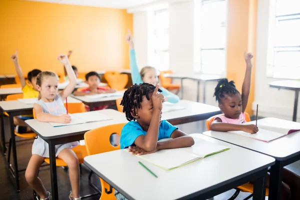 Vista frontal dos alunos levantando as mãos — Fotografia de Stock