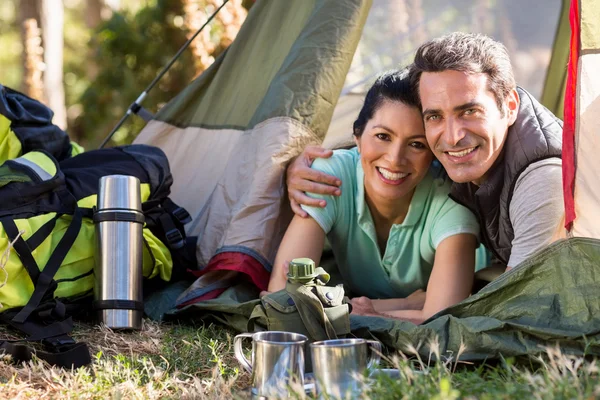 Paar legt und hält sich fest — Stockfoto