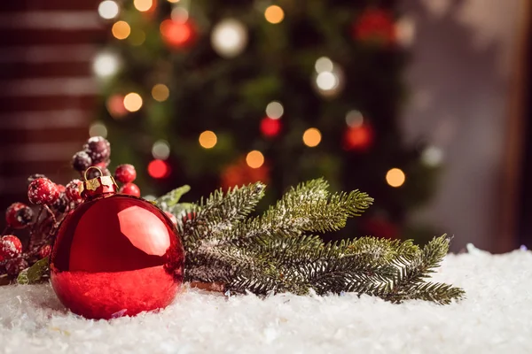 Imagem composta de bugiganga de Natal e azevinho — Fotografia de Stock