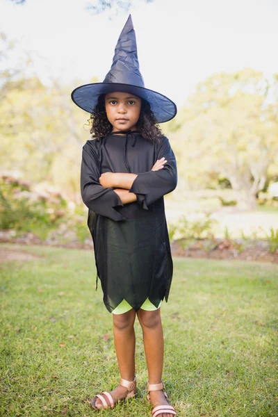 Ładna dziewczyna z strój czarownicy pozowanie z skrzyżowanymi rękami — Zdjęcie stockowe