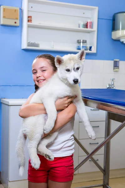 Küçük bir kız bir köpek getirmek — Stok fotoğraf