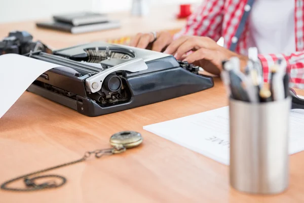 Hipster man met een typemachine — Stockfoto