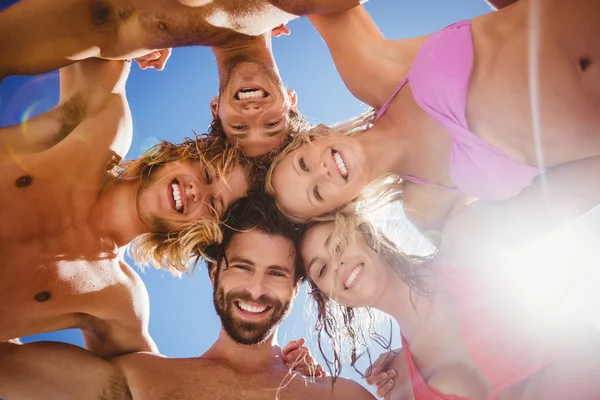 Portret van vrienden die zich voordeed op het strand — Stockfoto