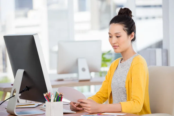 Eine Geschäftsfrau arbeitet — Stockfoto