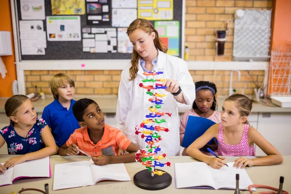 Teacher giving lesson to her students — Stock Photo, Image