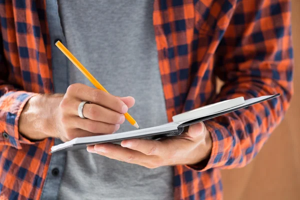 Großaufnahme von Hipster, der Notizen macht — Stockfoto