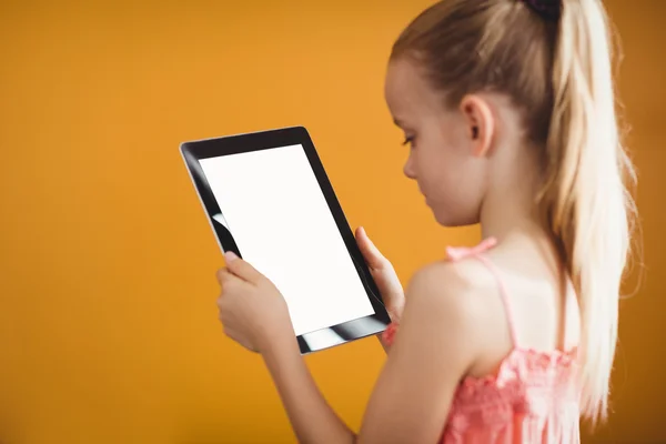 Kislány, segítségével egy tabletta — Stock Fotó