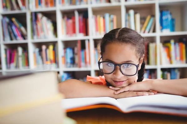 Liten flicka läser en bok — Stockfoto