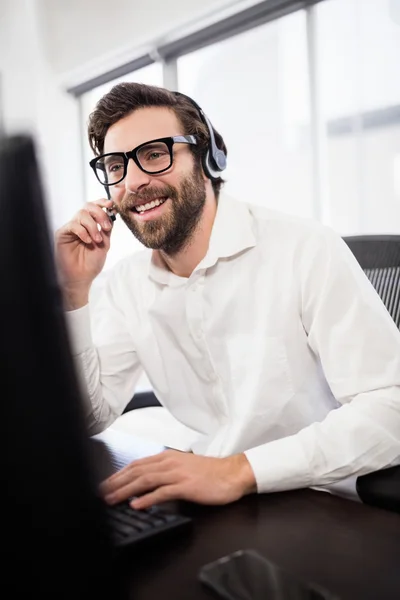 Biznesmen, uśmiechając się i działa na telefonie — Zdjęcie stockowe