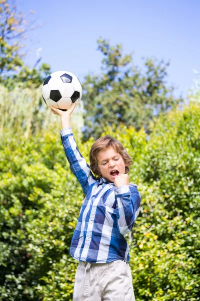 Porträt eines süßen Jungen, der seinen Fußballsieg feiert — Stockfoto