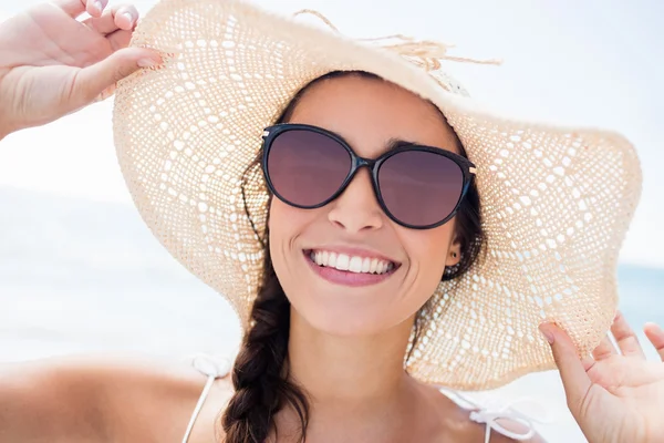 Portrét usměvavé ženy na pláži — Stock fotografie
