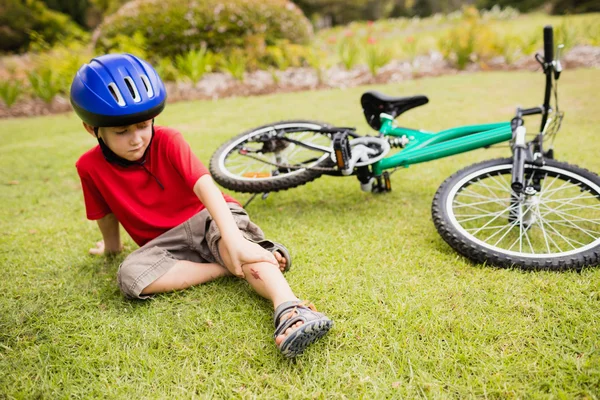 Jeune garçon tombant de son vélo — Photo