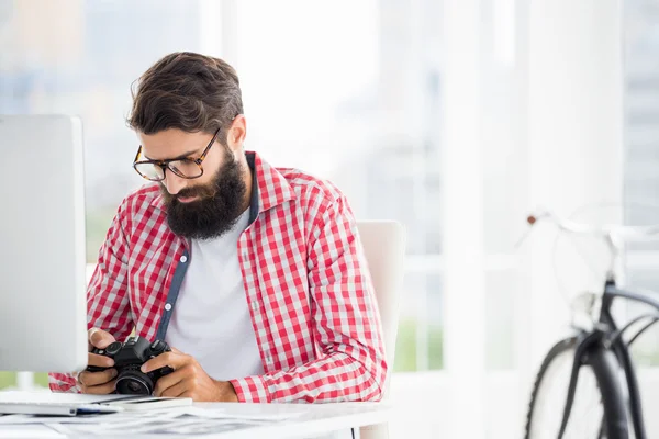 Hipster man taking picture — Stock Photo, Image