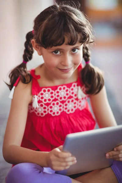 Meisje met tablet kijken naar de camera — Stockfoto