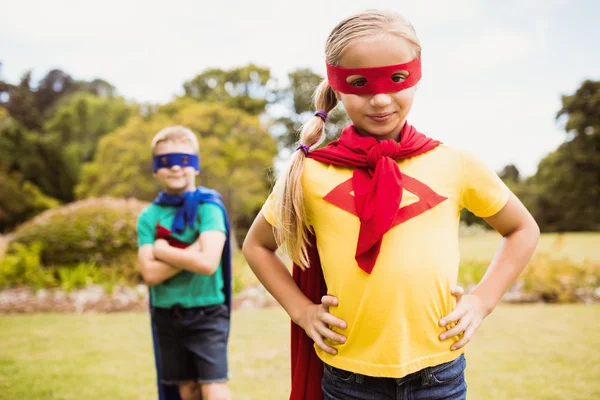 Jeune fille avec robe de super-héros posant — Photo