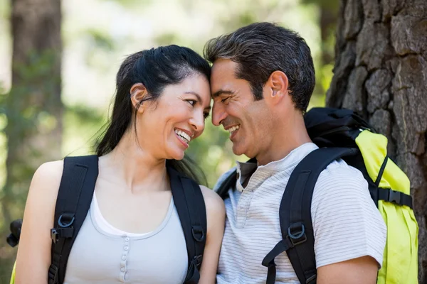 Pareja sonriendo y abrazándose — Foto de Stock