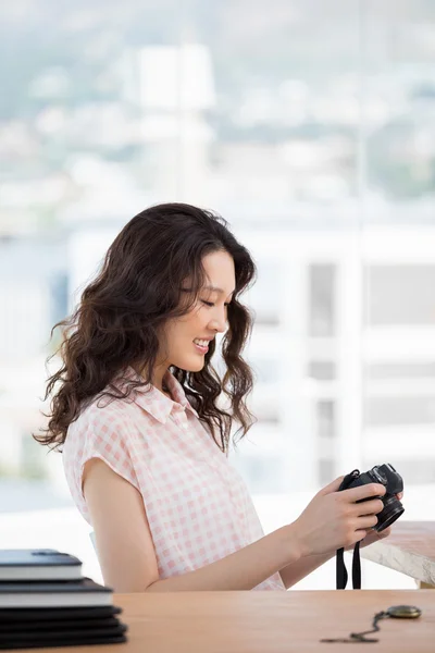 Hipster woman taking a picture — Stock Photo, Image