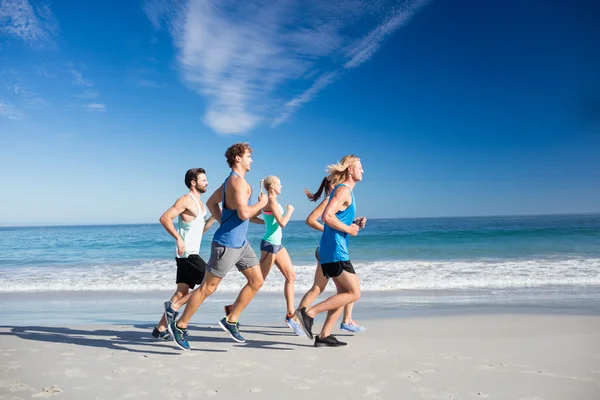 Ludzie jogging na plaży — Zdjęcie stockowe