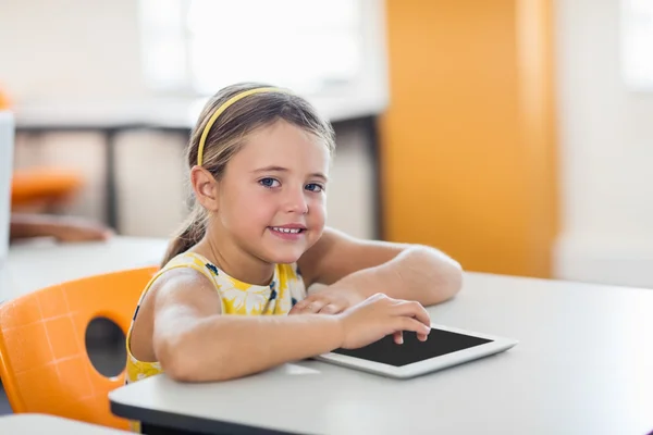 Mała dziewczynka z komputera typu tablet — Zdjęcie stockowe