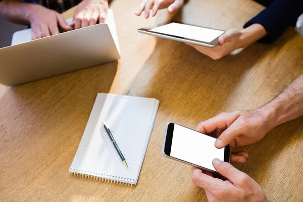 Collega's met behulp van technologie — Stockfoto