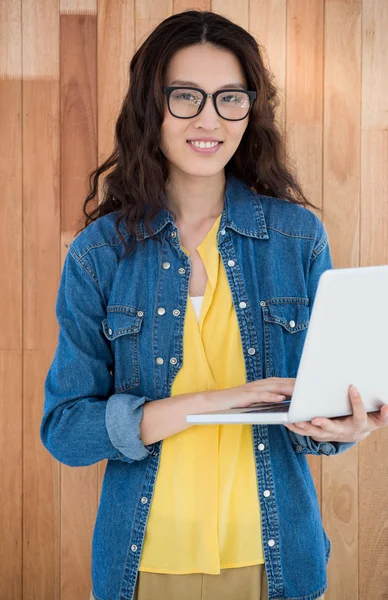 Hipster za pomocą laptopa — Zdjęcie stockowe