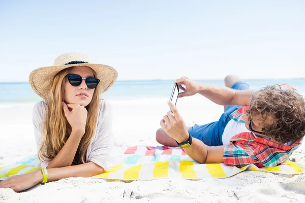 Ritratto di coppia in posa sulla spiaggia — Foto Stock