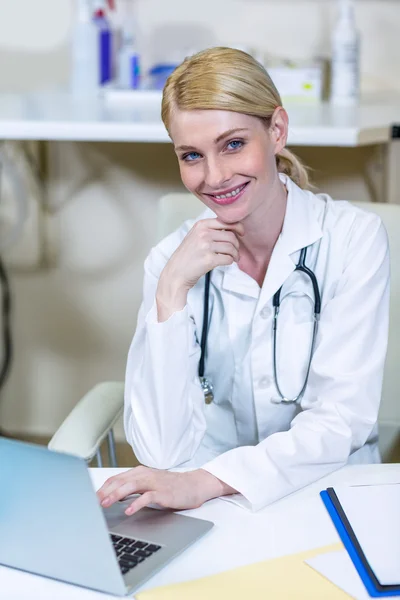 Retrato de mulher veterinária trabalhando com seu laptop — Fotografia de Stock