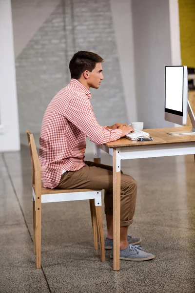 Vista del perfil del joven empresario que trabaja en el escritorio de la computadora — Foto de Stock